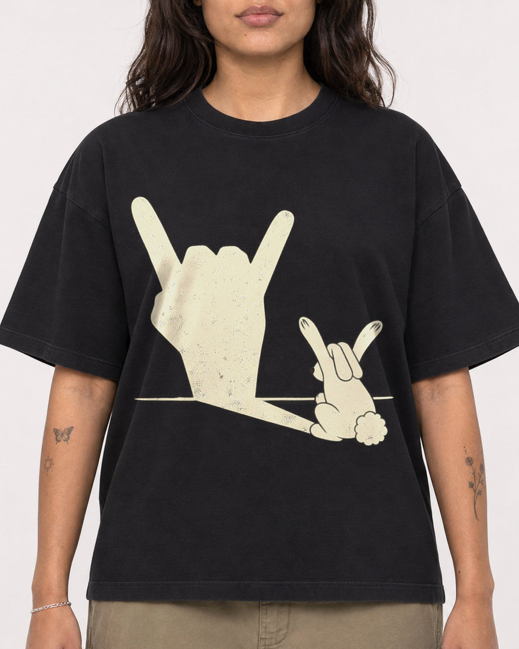 Mockup Boxy Heavyweight Tee Black female close-up 06