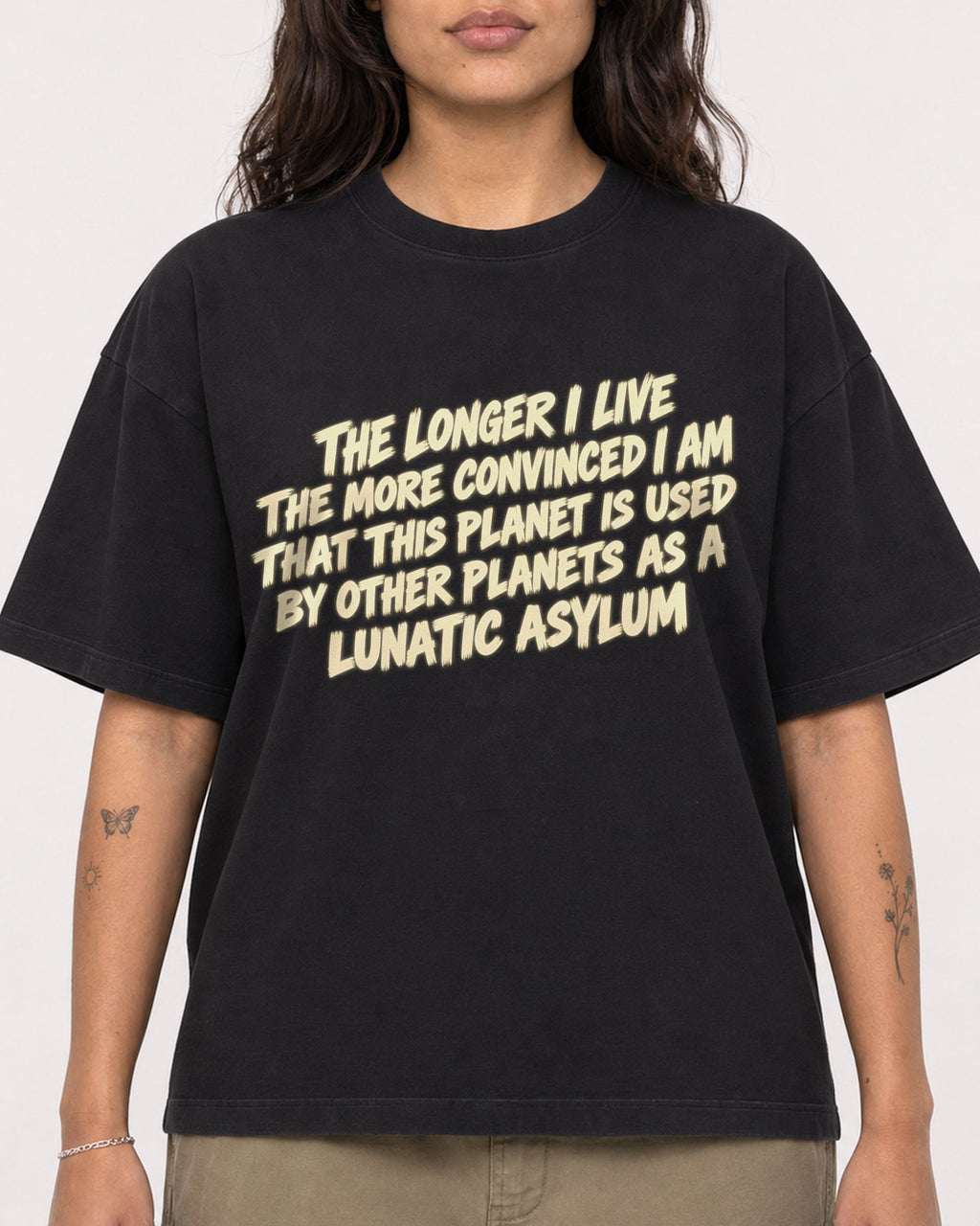 Mockup Boxy Heavyweight Tee Black female close-up 06