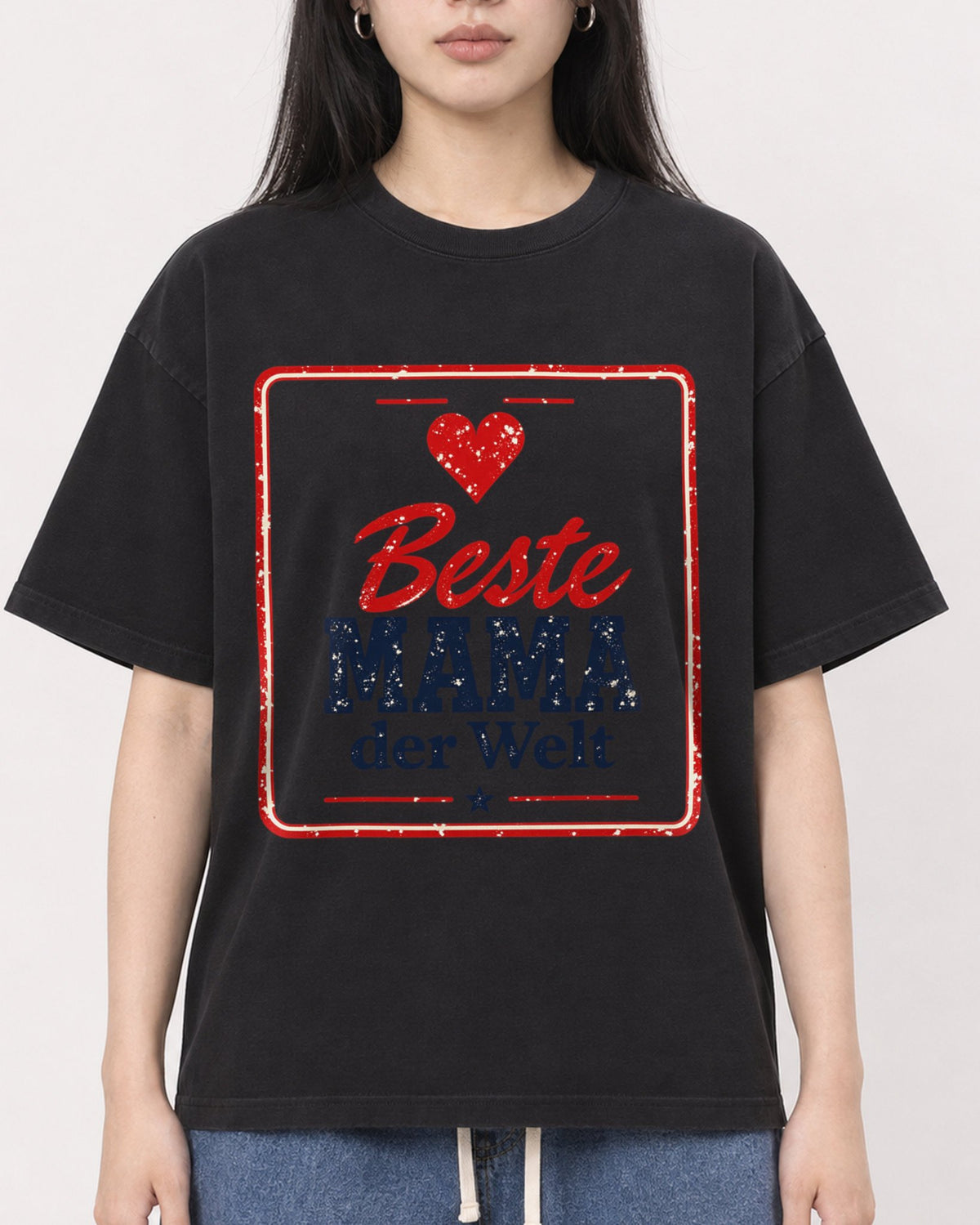 Mockup Boxy Heavyweight Tee Black female close-up 01