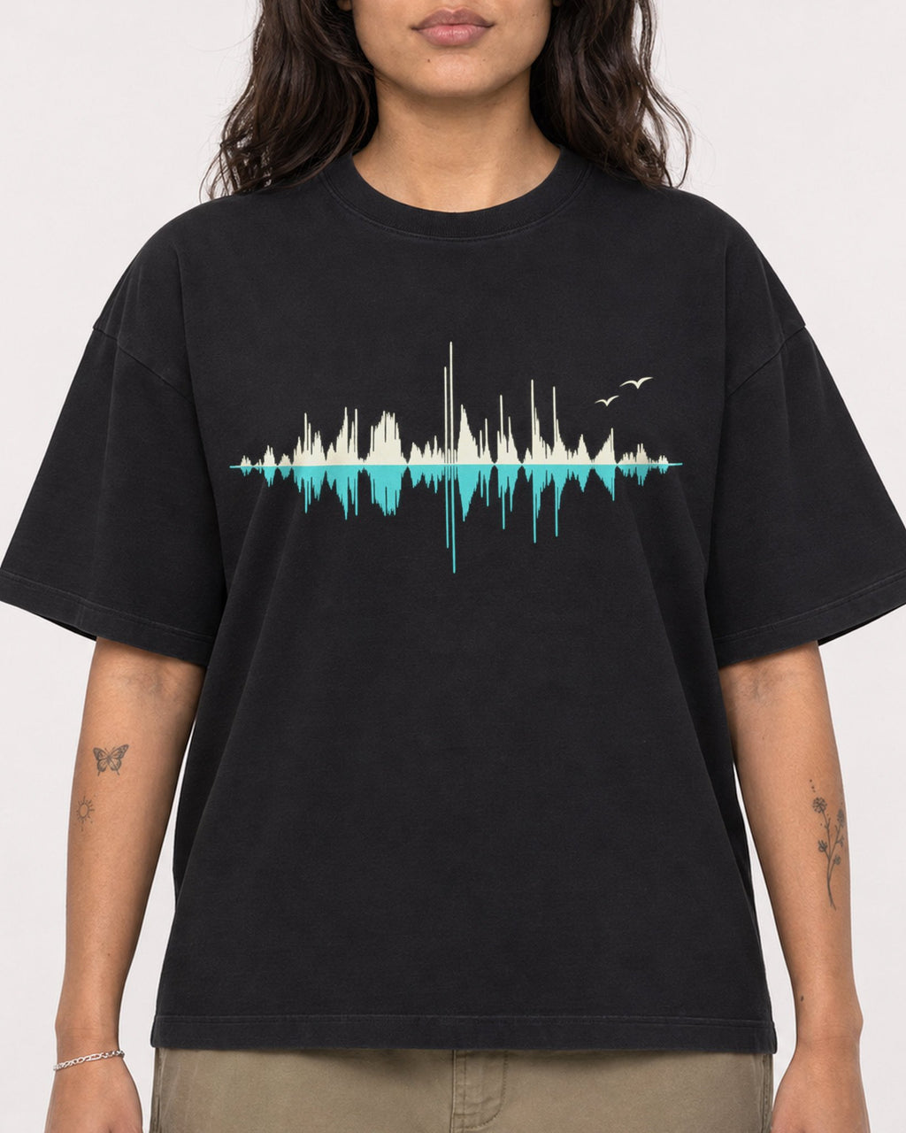 Mockup Boxy Heavyweight Tee Black female close-up 06