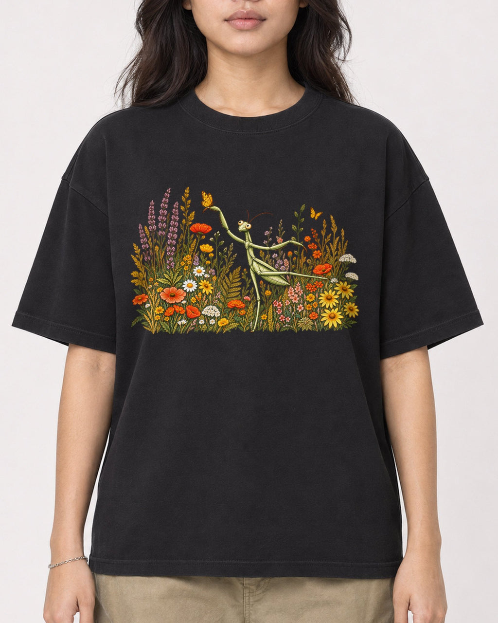 Mockup Boxy Heavyweight Tee Black female close-up 02