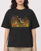 Mockup Boxy Heavyweight Tee Black female close-up 02
