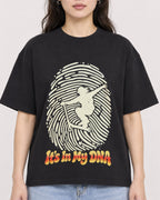 Mockup Boxy Heavyweight Tee Black female close-up 03