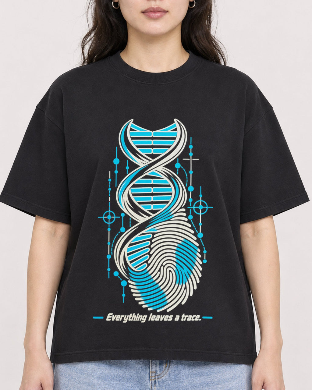 Mockup Boxy Heavyweight Tee Black female close-up 03