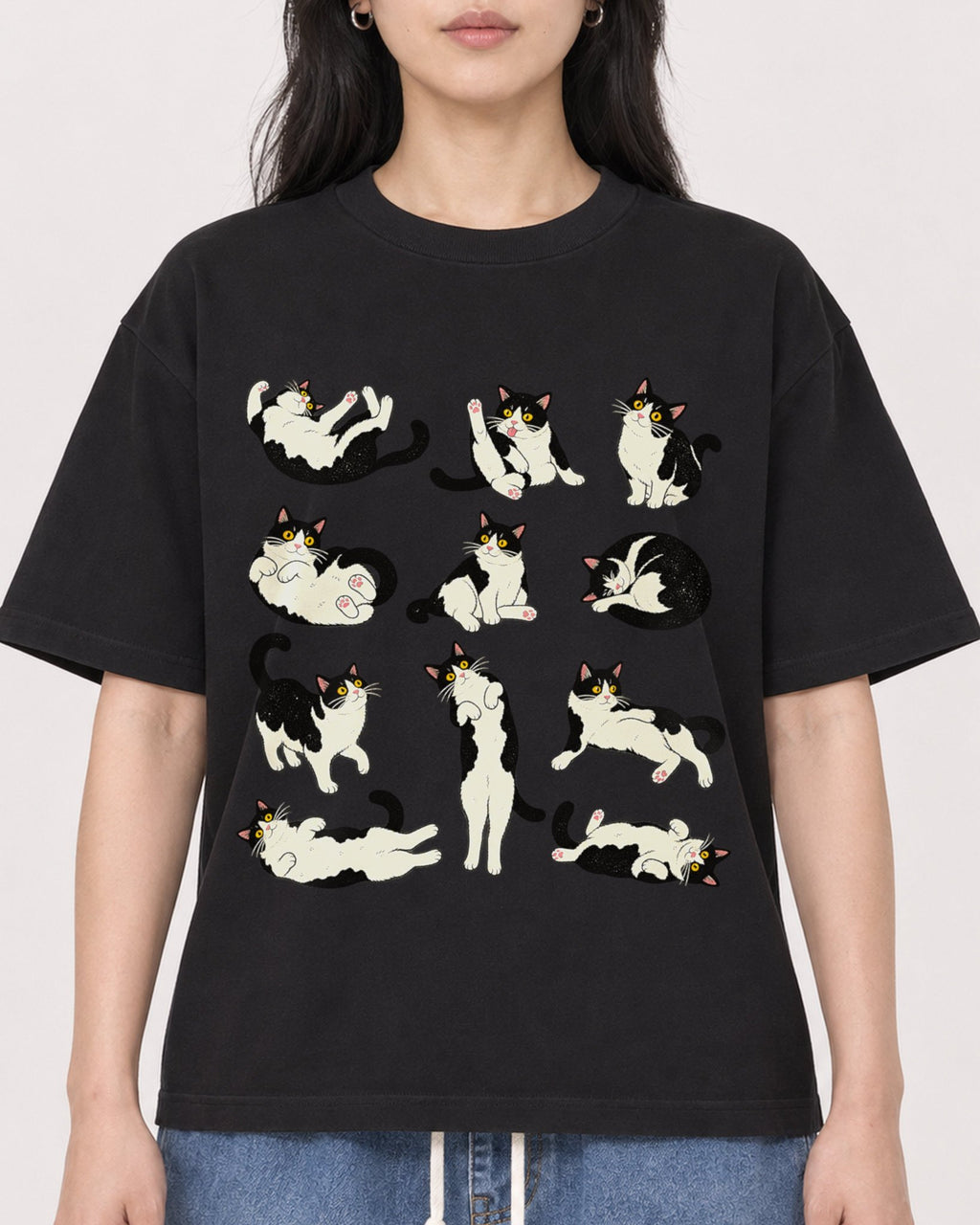 Mockup Boxy Heavyweight Tee Black female close-up 13