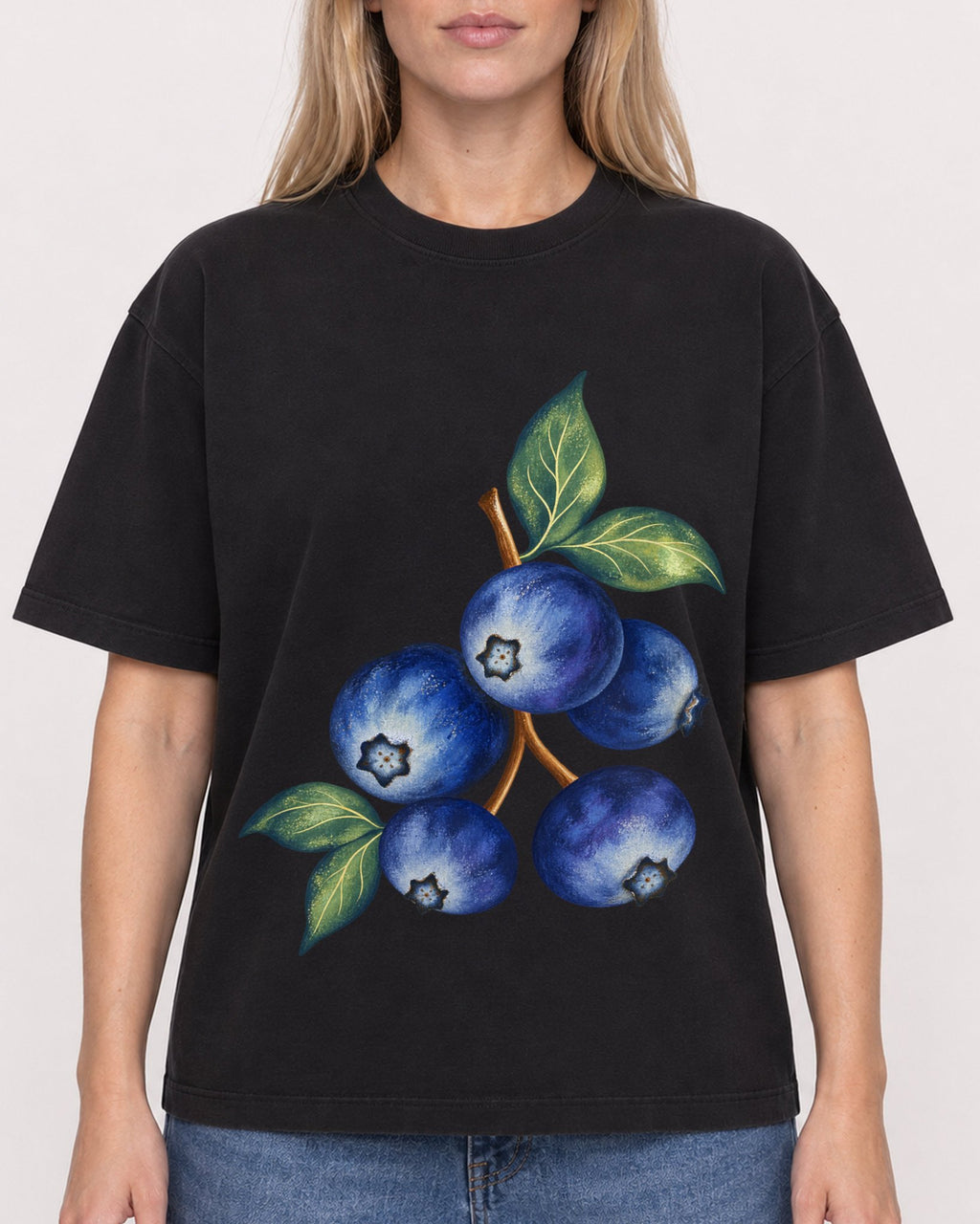 Mockup Boxy Heavyweight Tee Black female close-up 08
