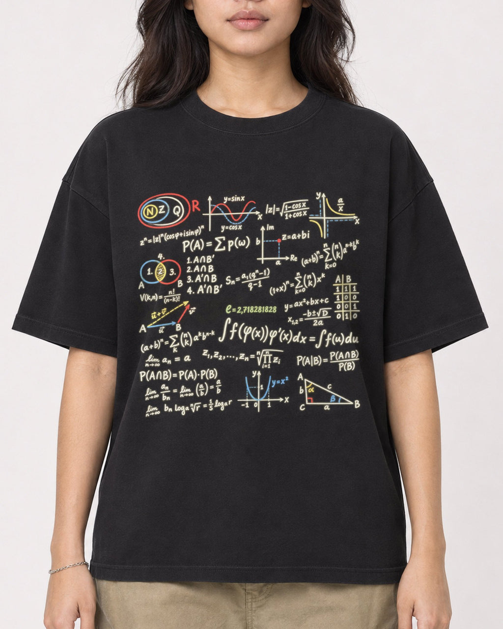 Mockup Boxy Heavyweight Tee Black female close-up 02