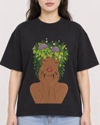 Mockup Boxy Heavyweight Tee Black female close-up 03