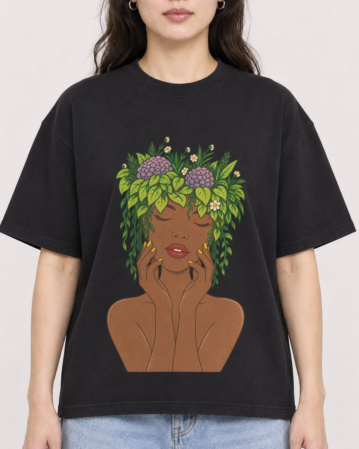 Mockup Boxy Heavyweight Tee Black female close-up 03