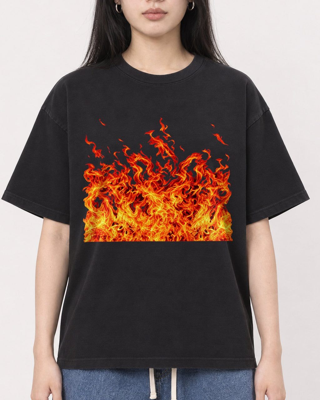 Mockup Boxy Heavyweight Tee Black female close-up 01