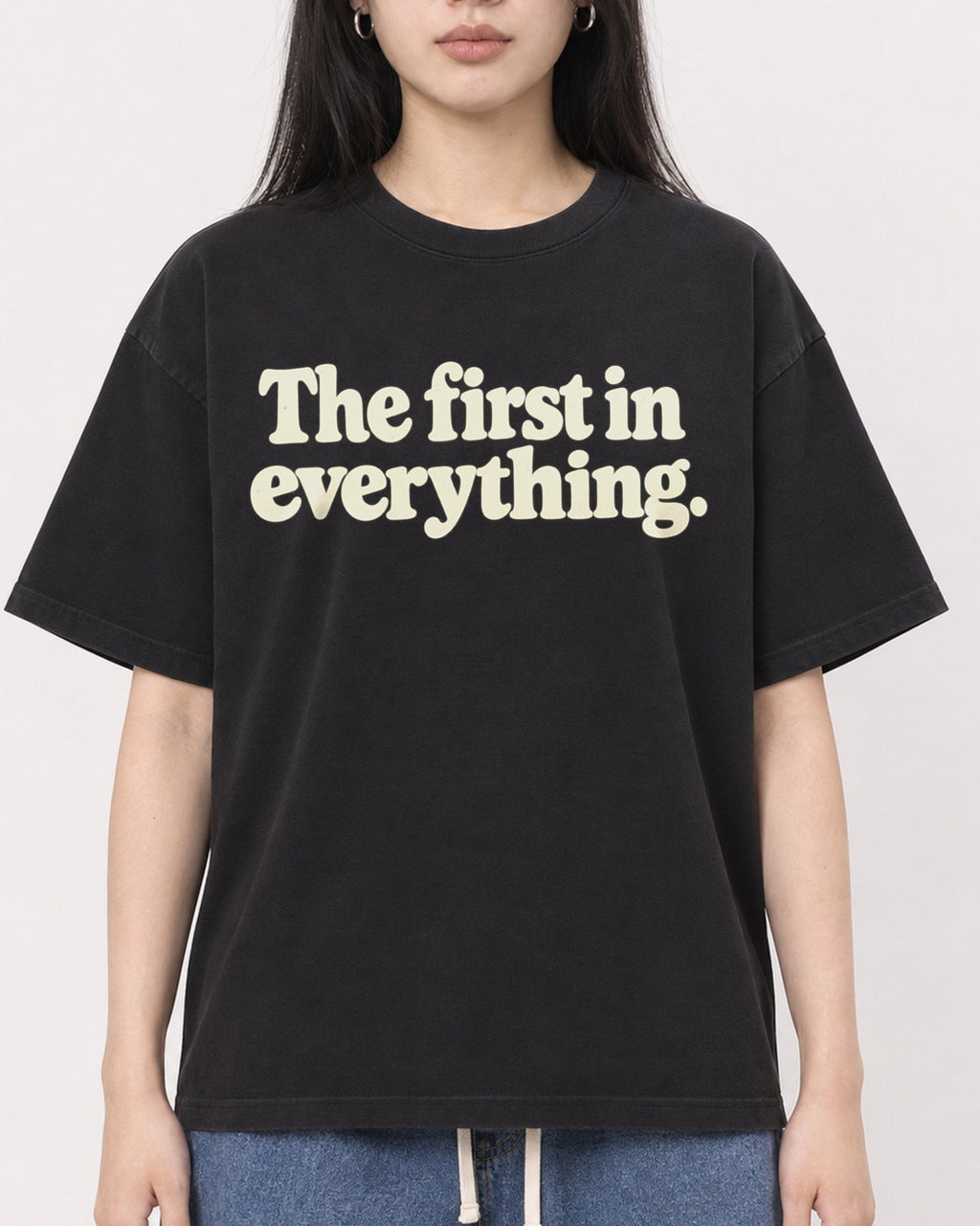 Mockup Boxy Heavyweight Tee Black female close-up 01