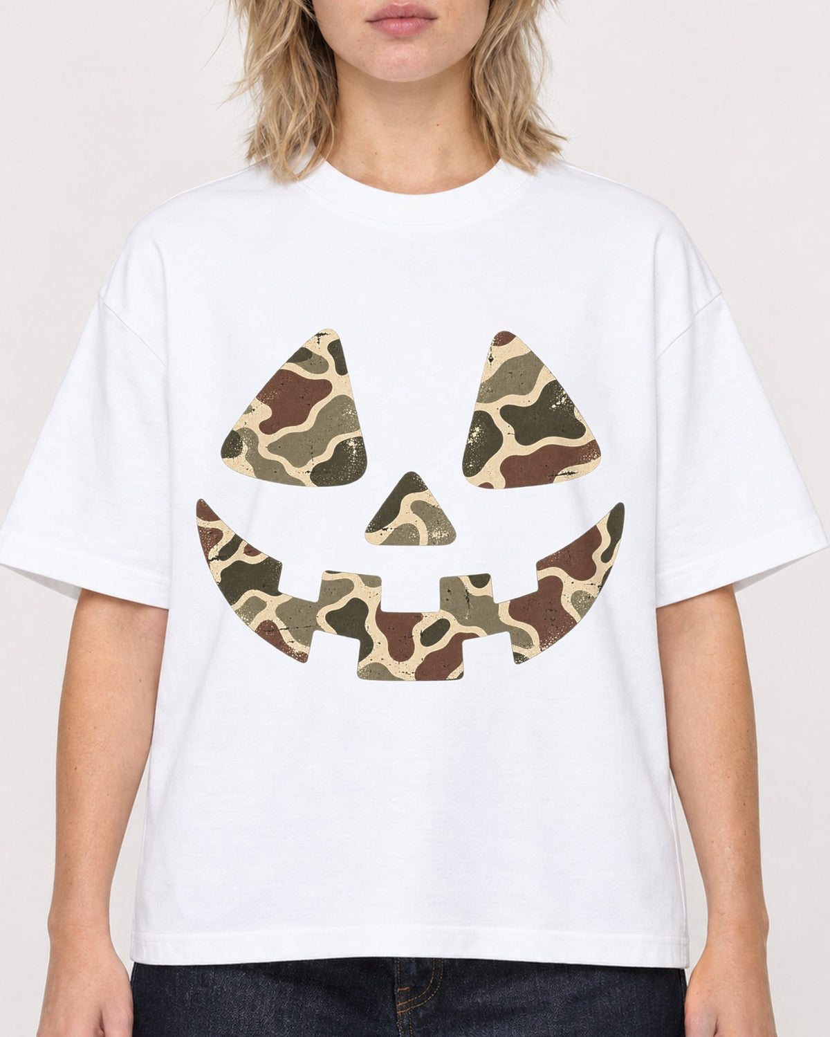 Mockup Boxy Heavyweight Tee White female close-up 19