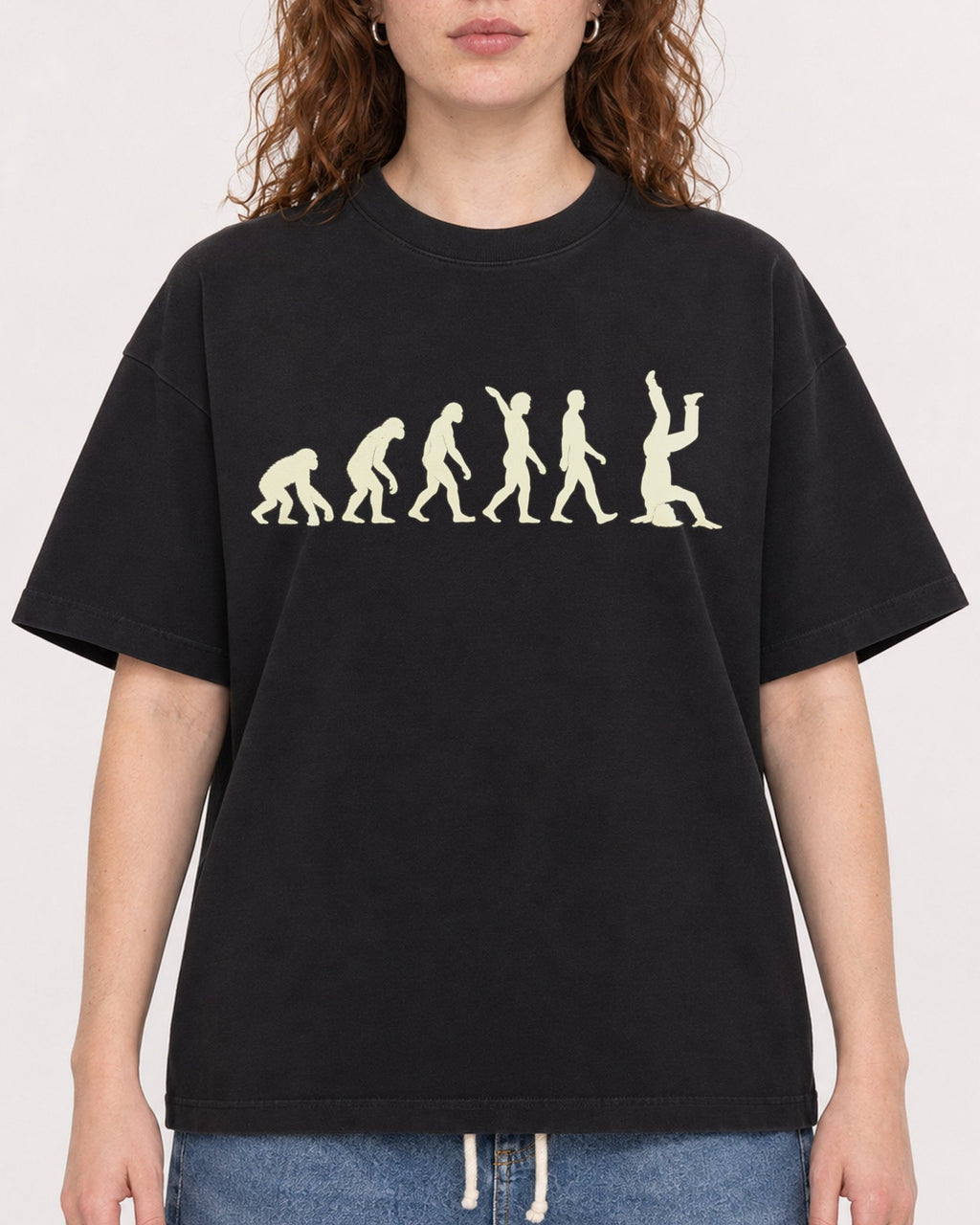 Mockup Boxy Heavyweight Tee Black female close-up 09