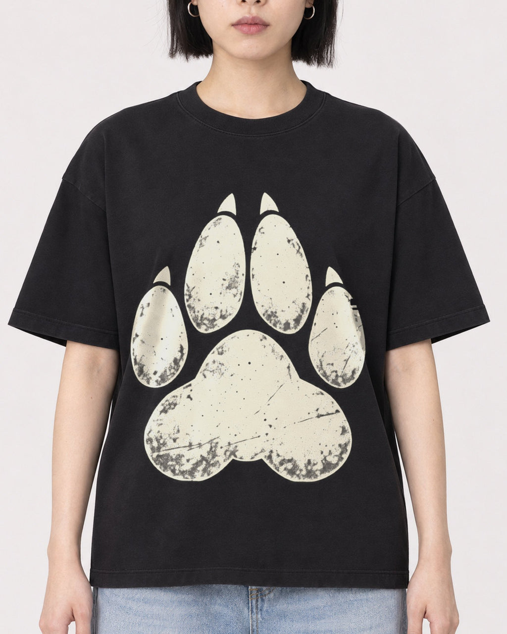 Mockup Boxy Heavyweight Tee Black female close-up 11