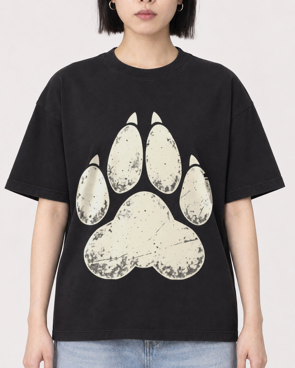 Mockup Boxy Heavyweight Tee Black female close-up 11