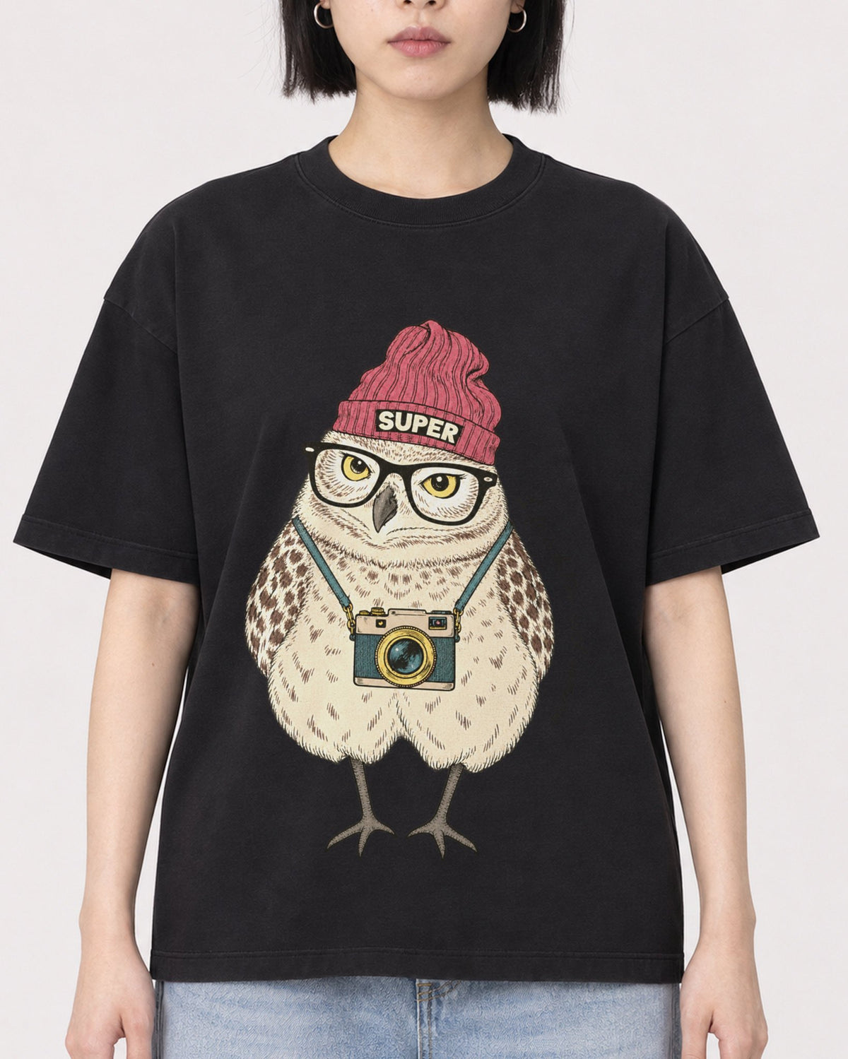 Mockup Boxy Heavyweight Tee Black female close-up 11