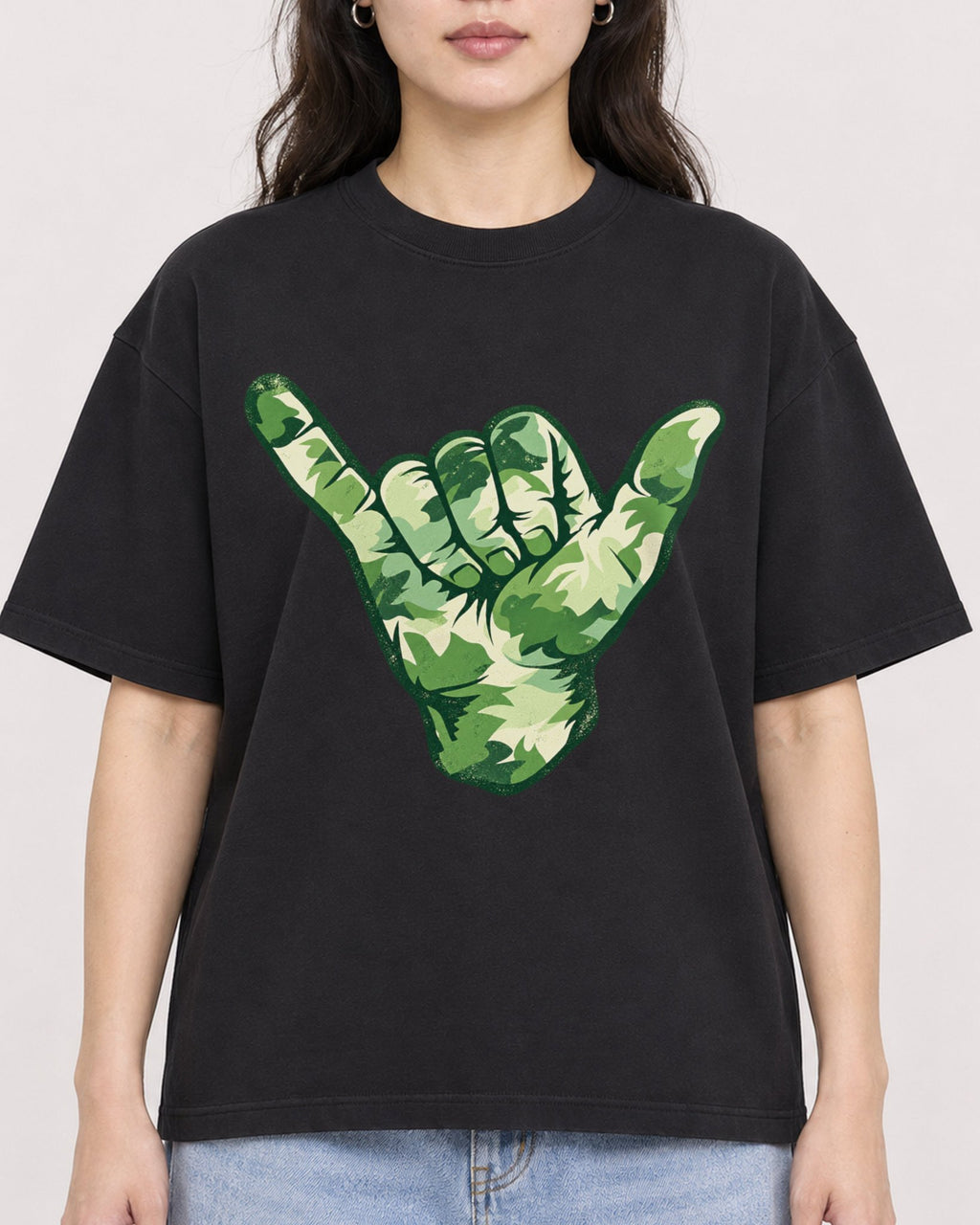 Mockup Boxy Heavyweight Tee Black female close-up 03