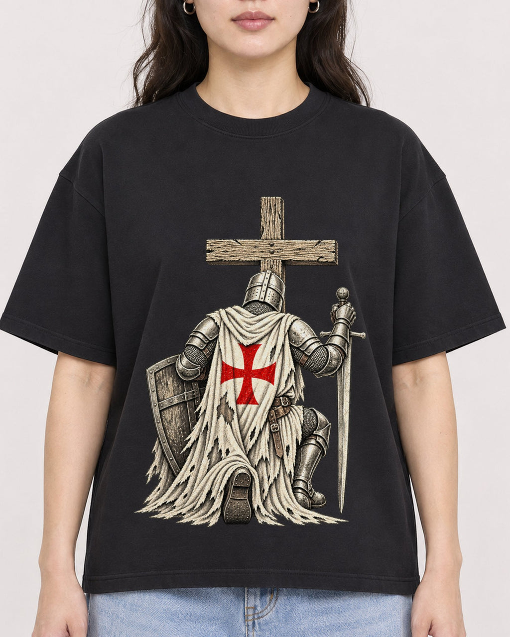 Mockup Boxy Heavyweight Tee Black female close-up 03