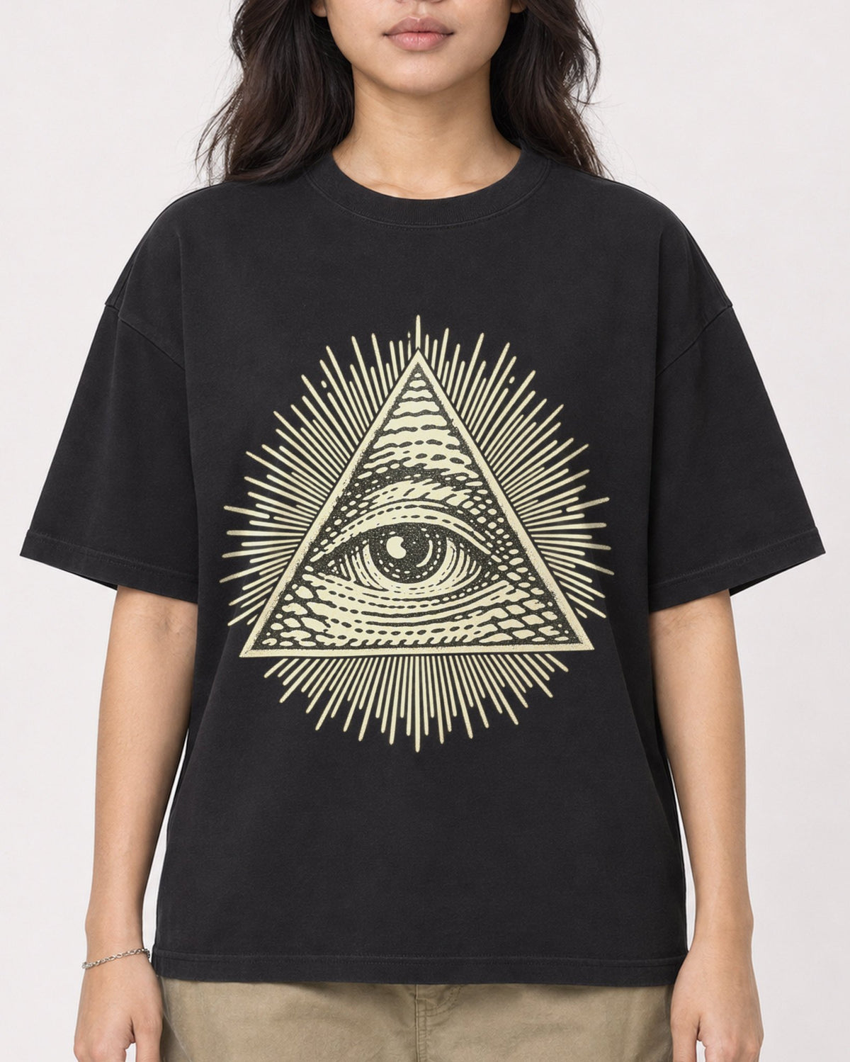 Mockup Boxy Heavyweight Tee Black female close-up 02