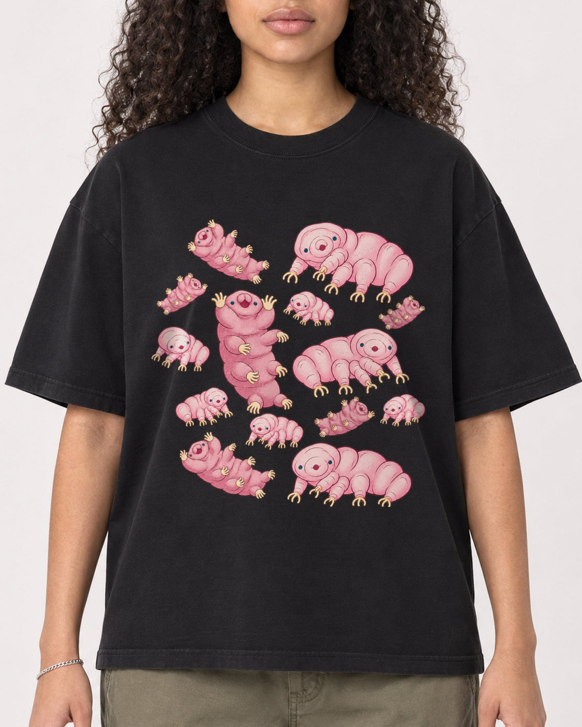Mockup Boxy Heavyweight Tee Black female close-up 10