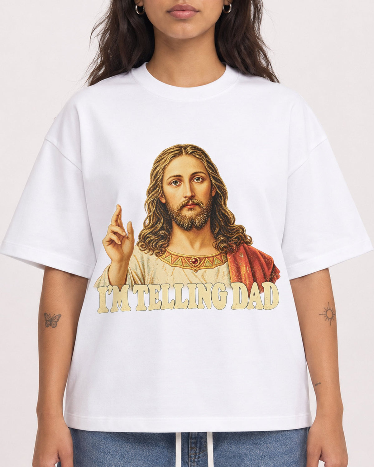 Mockup Boxy Heavyweight Tee White female close-up 06
