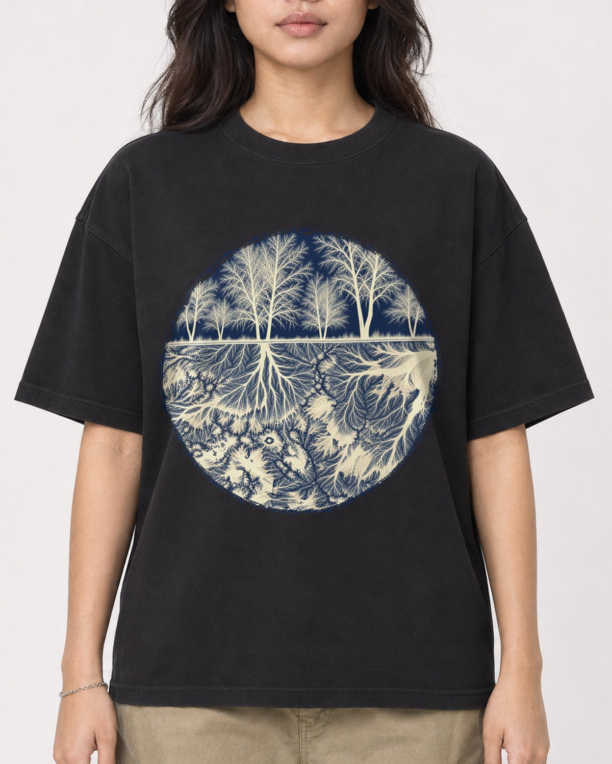 Mockup Boxy Heavyweight Tee Black female close-up 02