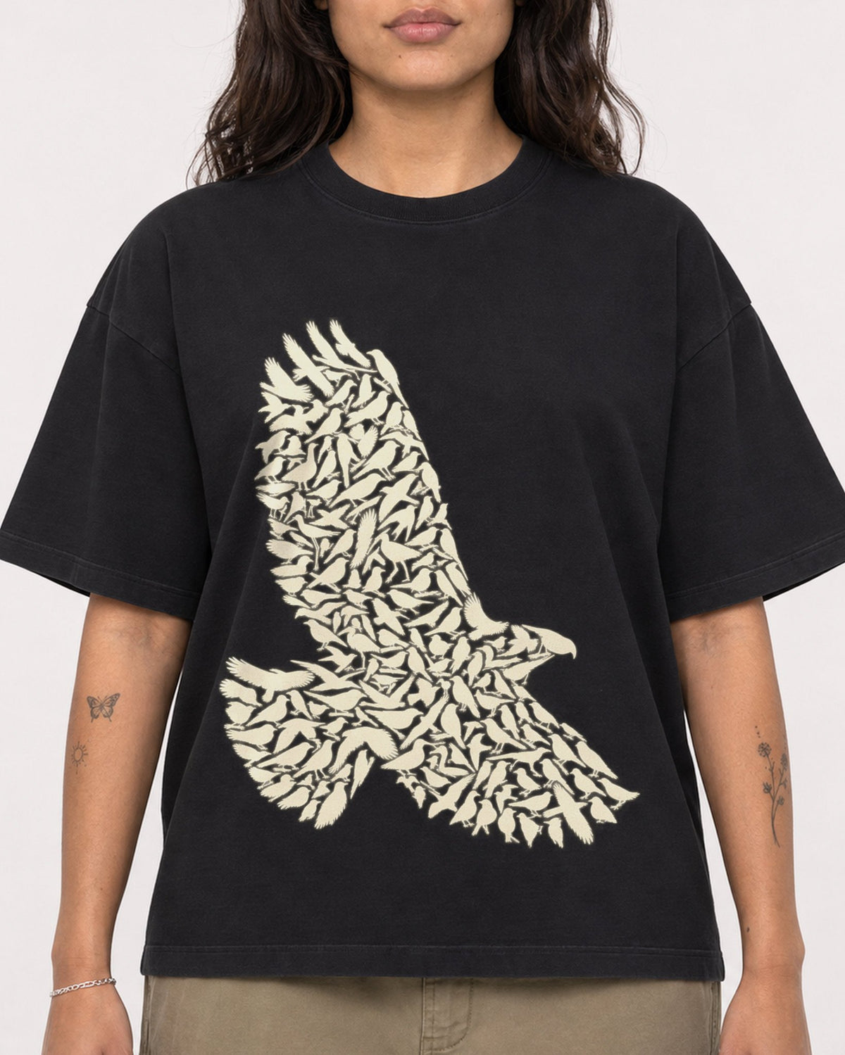 Mockup Boxy Heavyweight Tee Black female close-up 06