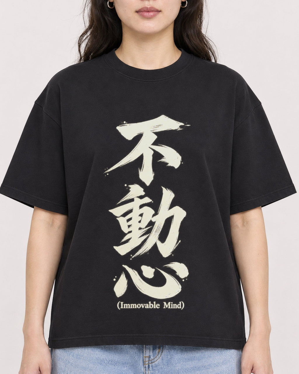 Mockup Boxy Heavyweight Tee Black female close-up 03