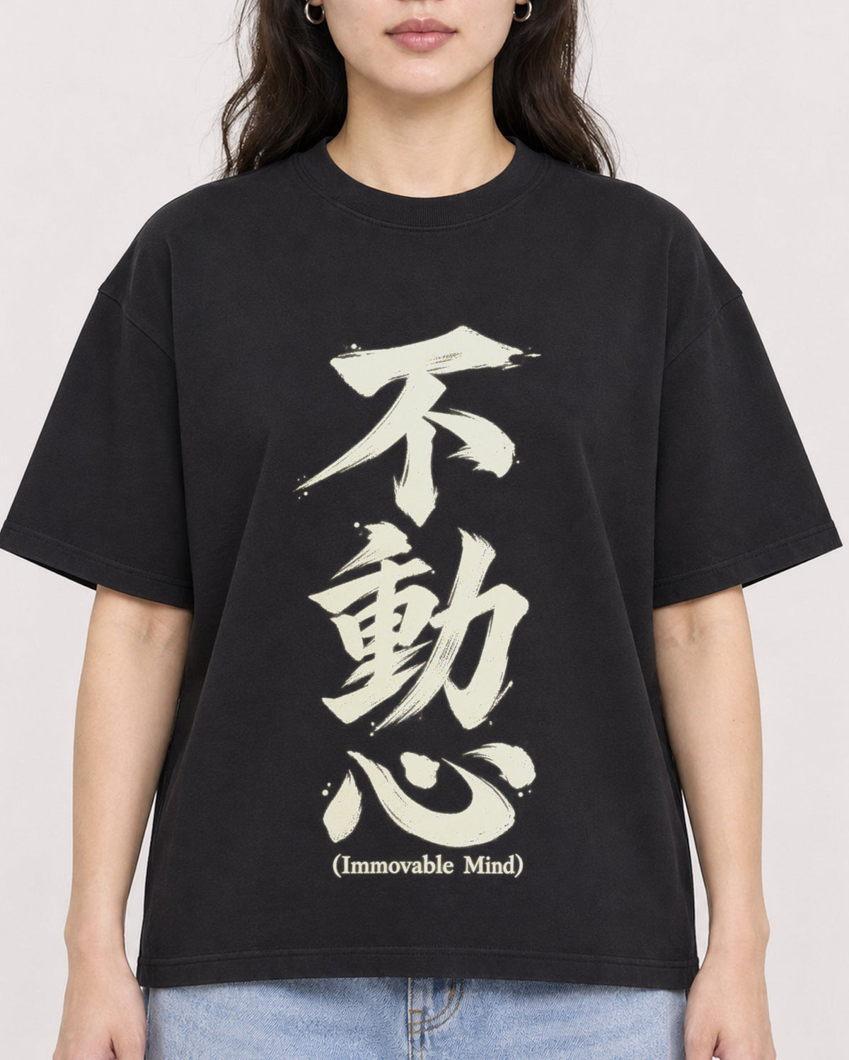Mockup Boxy Heavyweight Tee Black female close-up 03