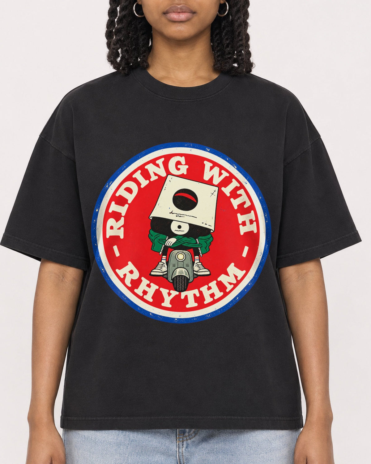 Mockup Boxy Heavyweight Tee Black female close-up 15