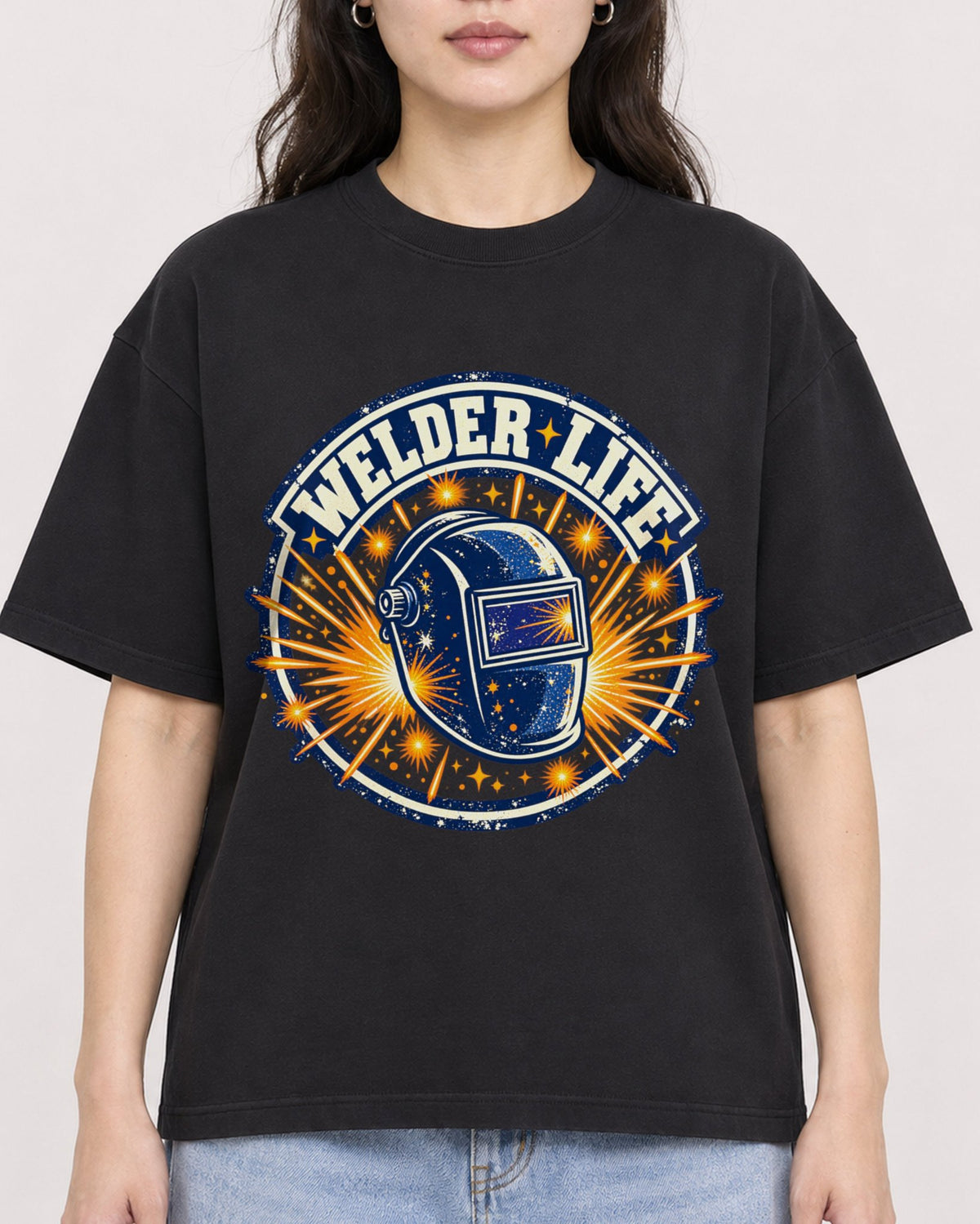 Mockup Boxy Heavyweight Tee Black female close-up 03