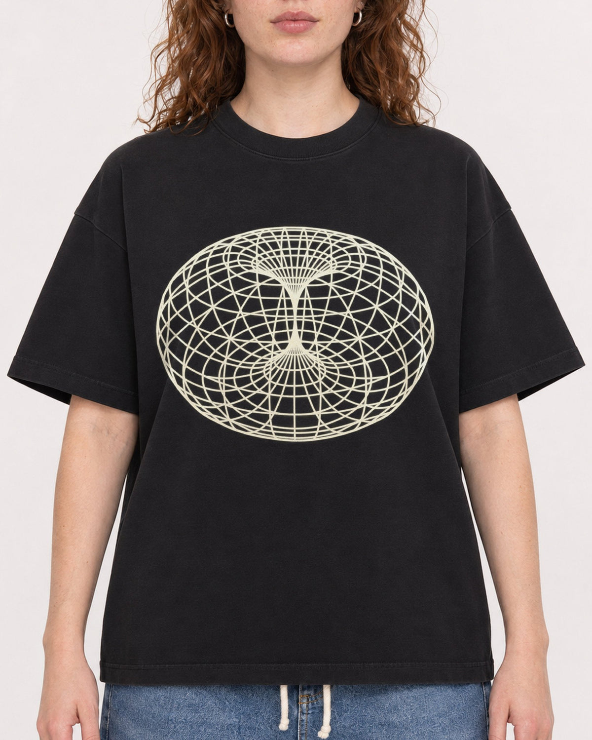 Mockup Boxy Heavyweight Tee Black female close-up 09