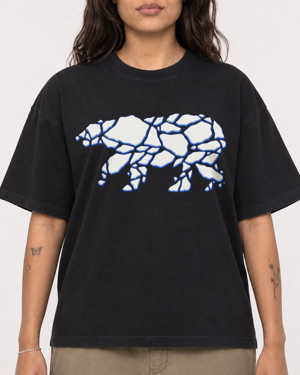 Mockup Boxy Heavyweight Tee Black female close-up 06
