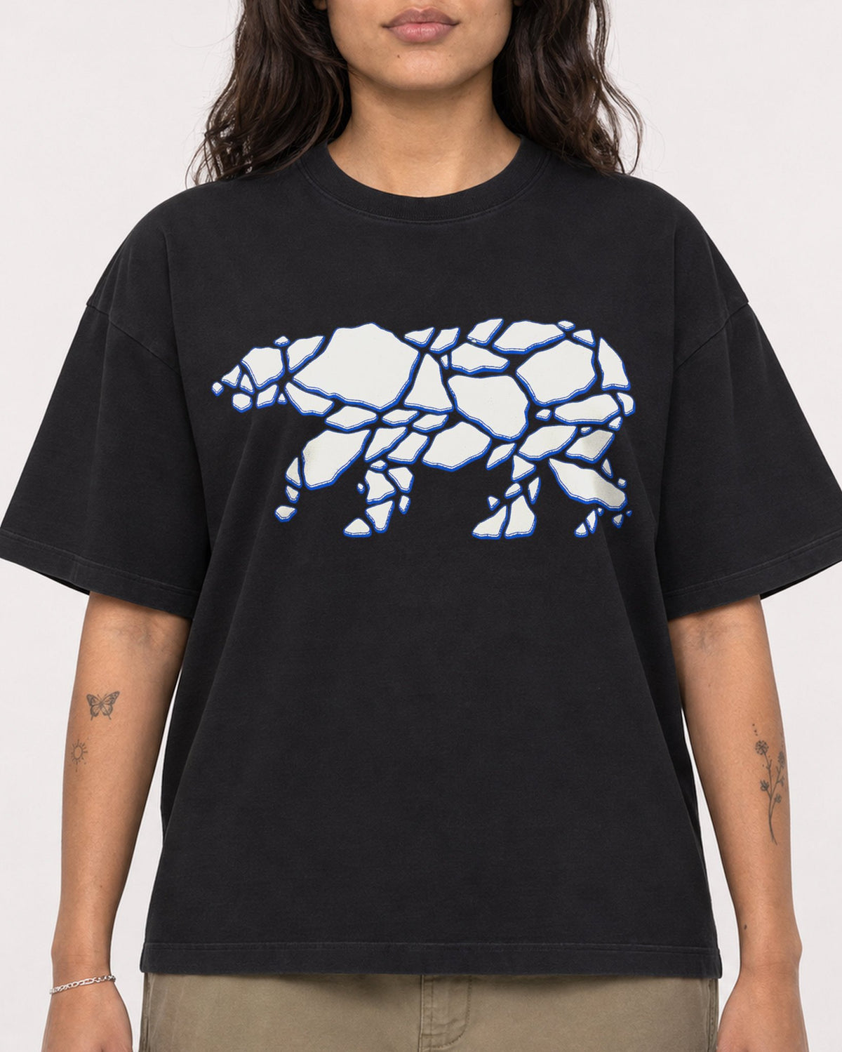 Mockup Boxy Heavyweight Tee Black female close-up 06