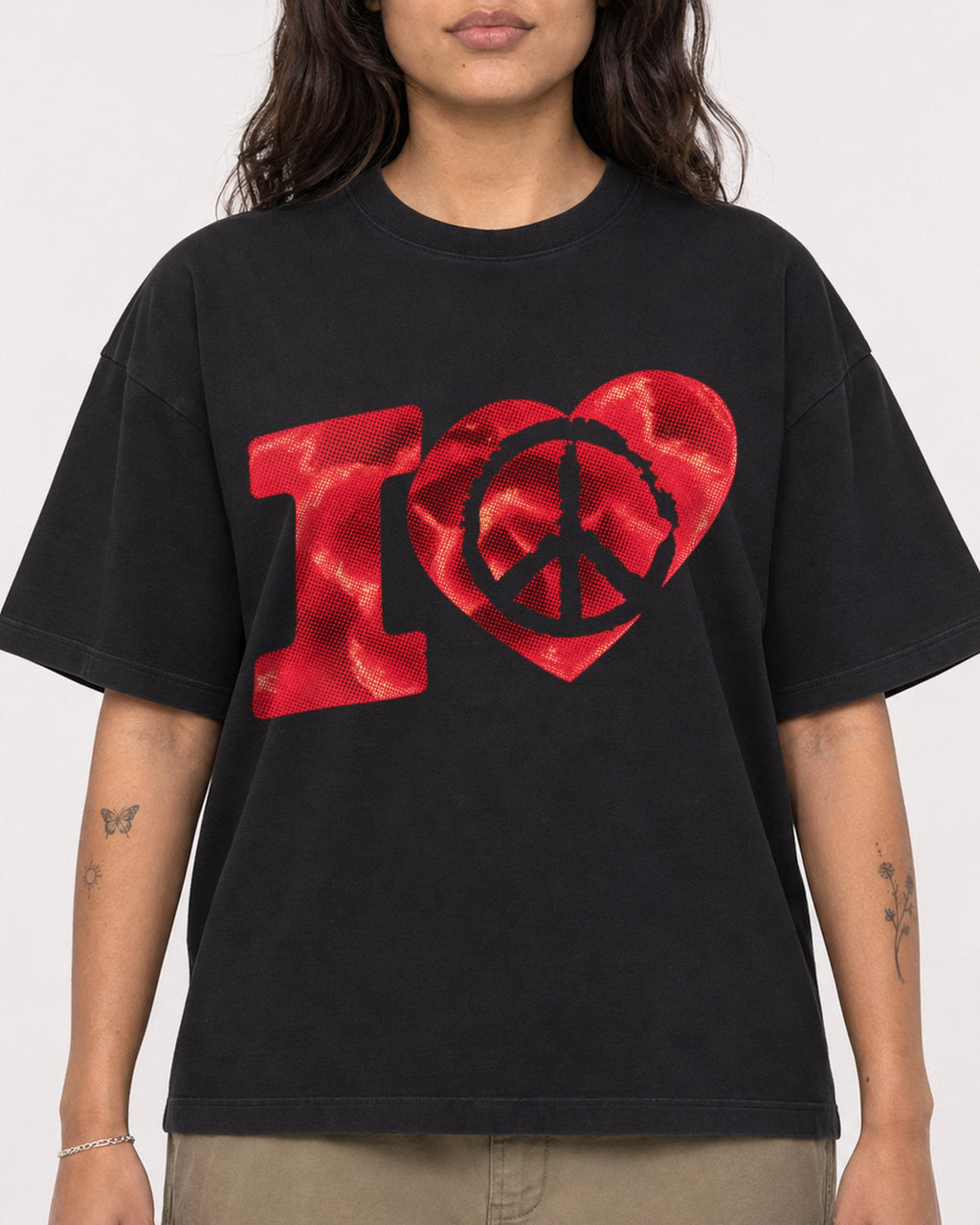 Mockup Boxy Heavyweight Tee Black female close-up 06