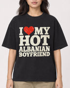 Mockup Boxy Heavyweight Tee Black female close-up 02