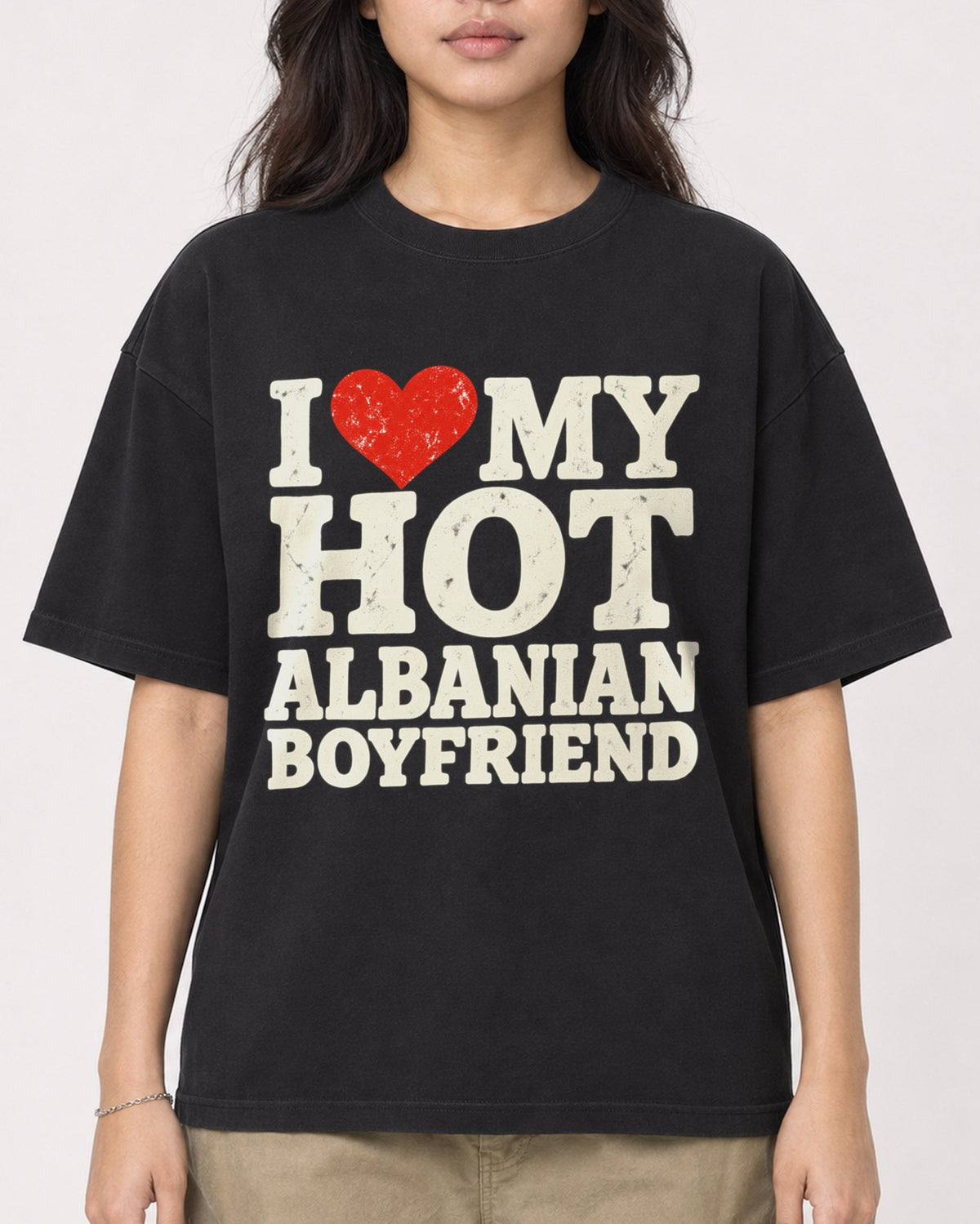 Mockup Boxy Heavyweight Tee Black female close-up 02