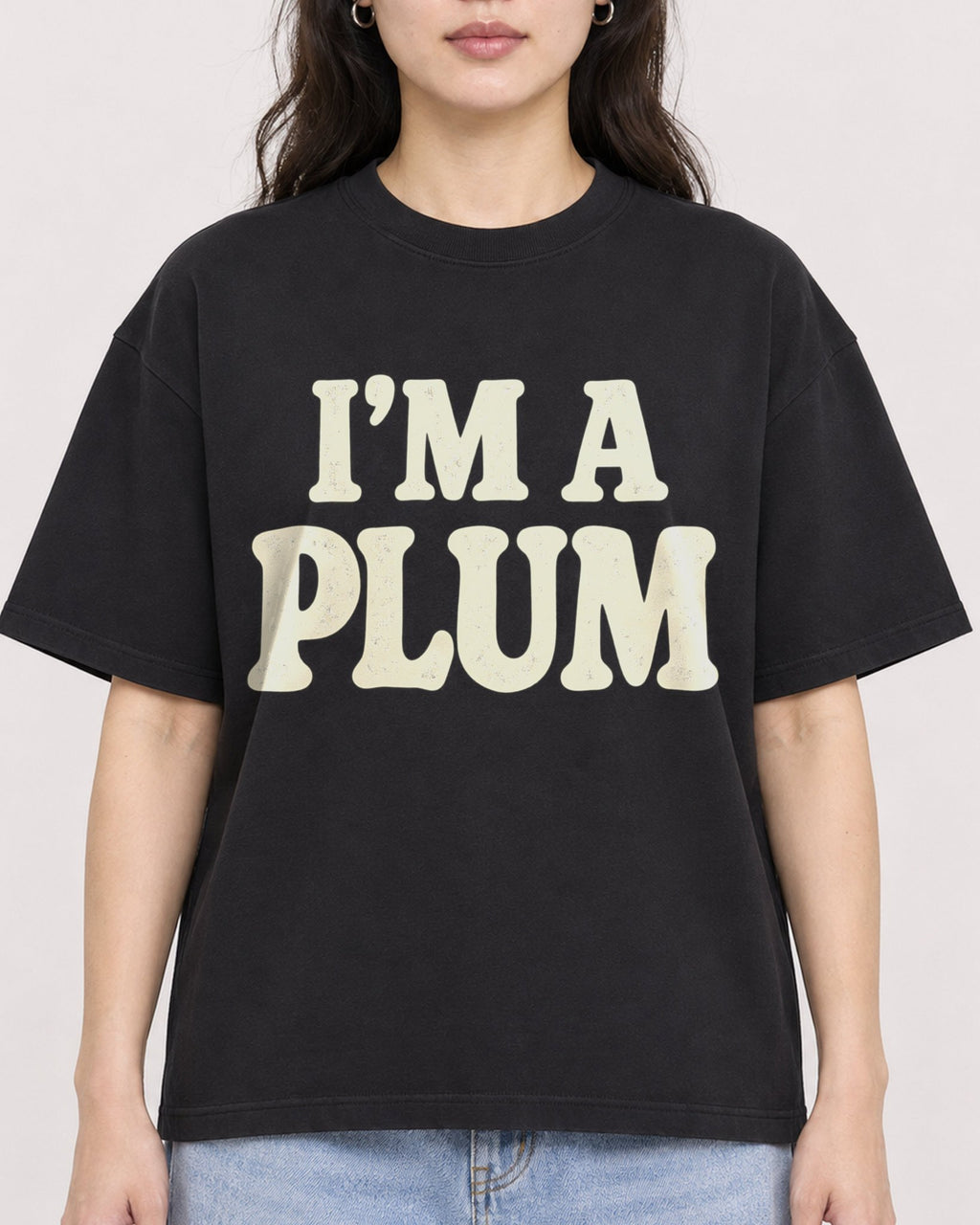Mockup Boxy Heavyweight Tee Black female close-up 03