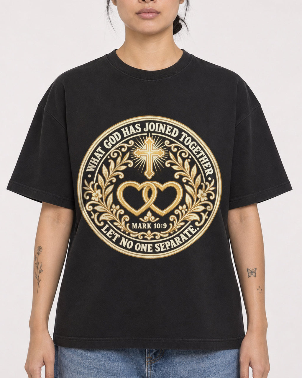 Mockup Boxy Heavyweight Tee Black female close-up 12