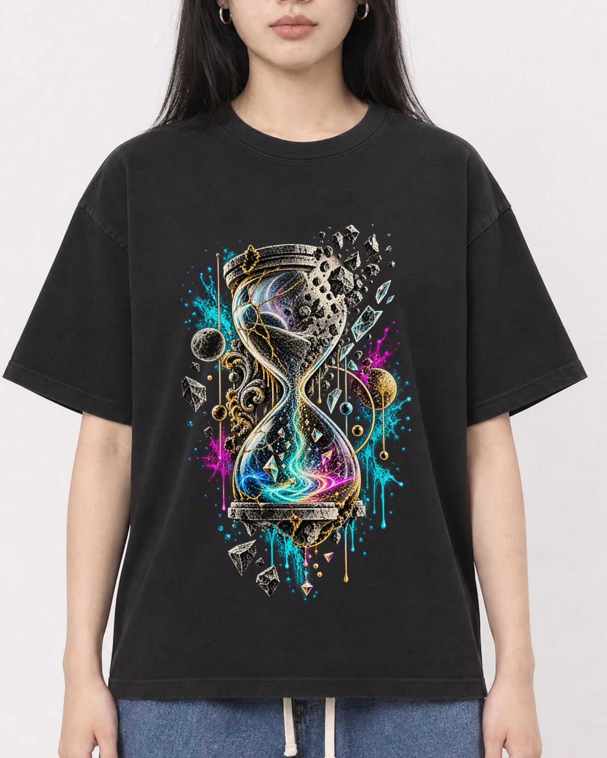 Mockup Boxy Heavyweight Tee Black female close-up 01