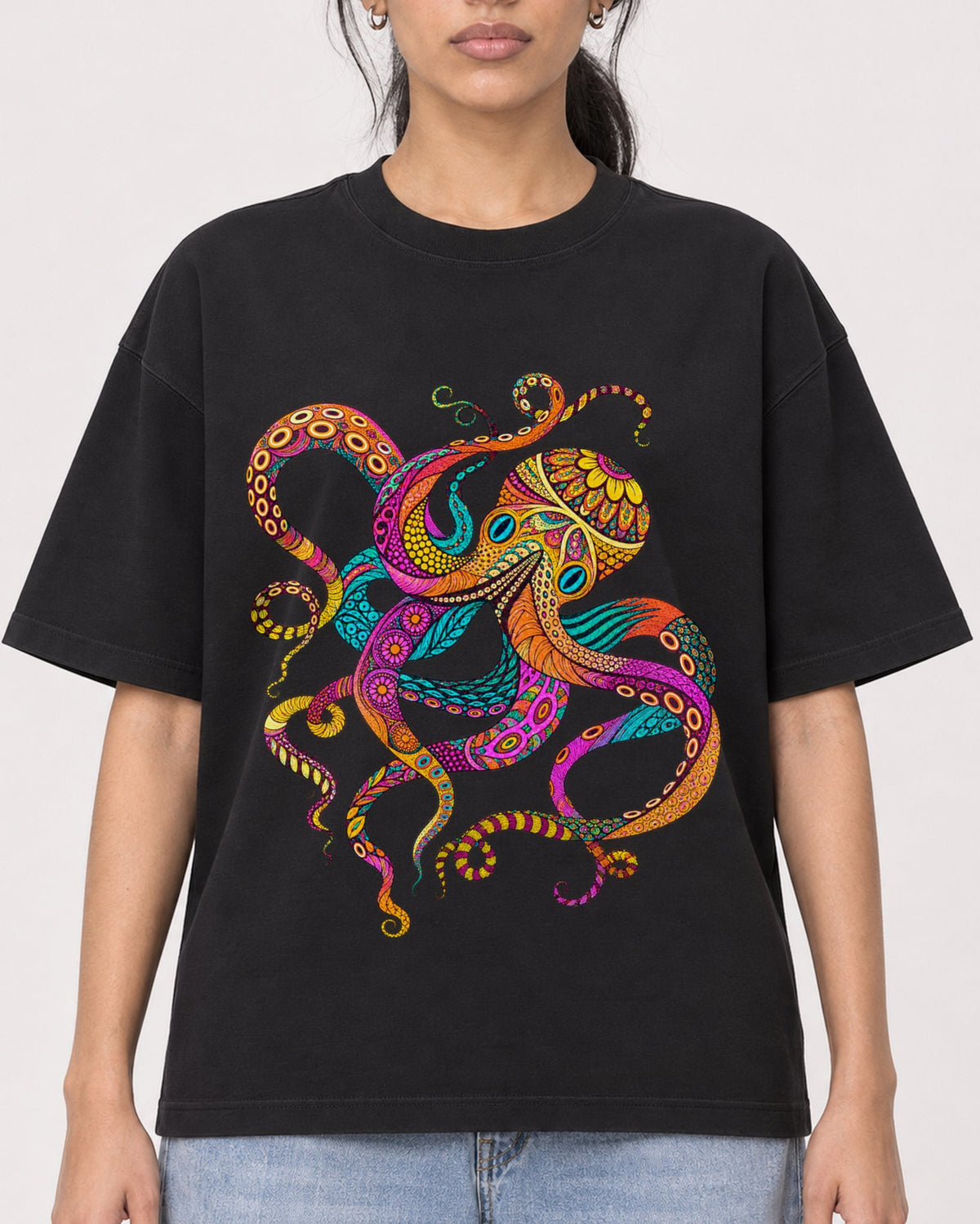 Mockup Boxy Heavyweight Tee Black female close-up 47