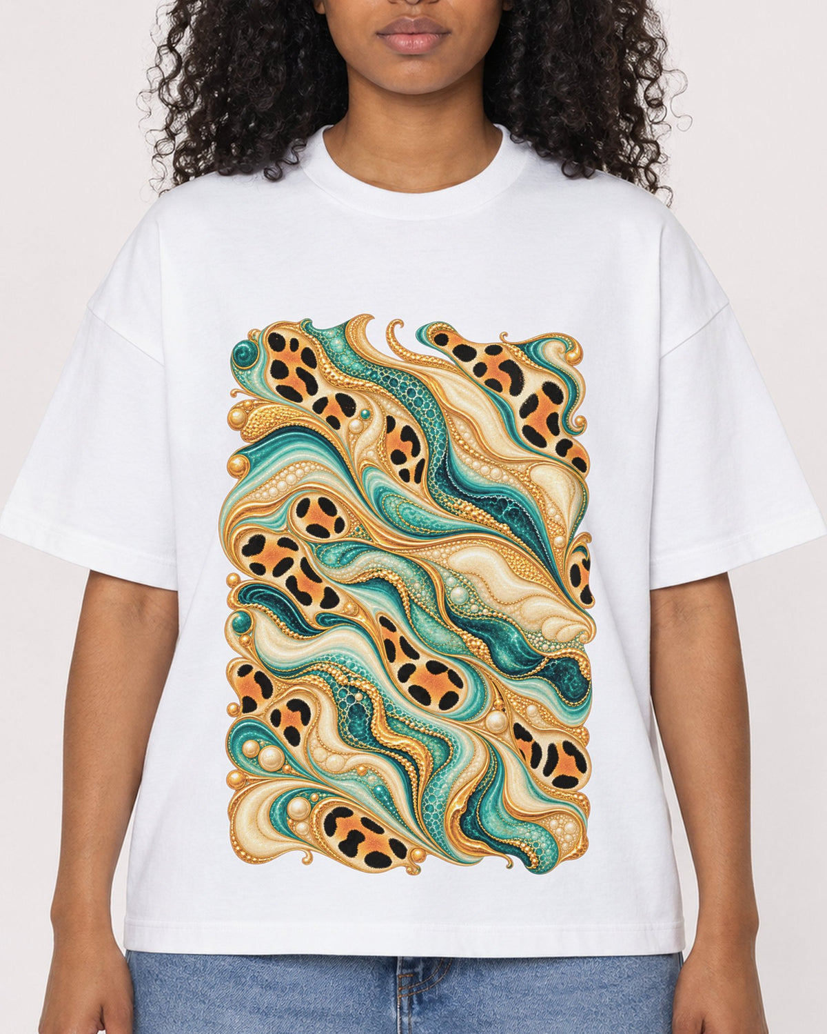 Mockup Boxy Heavyweight Tee White female close-up 05