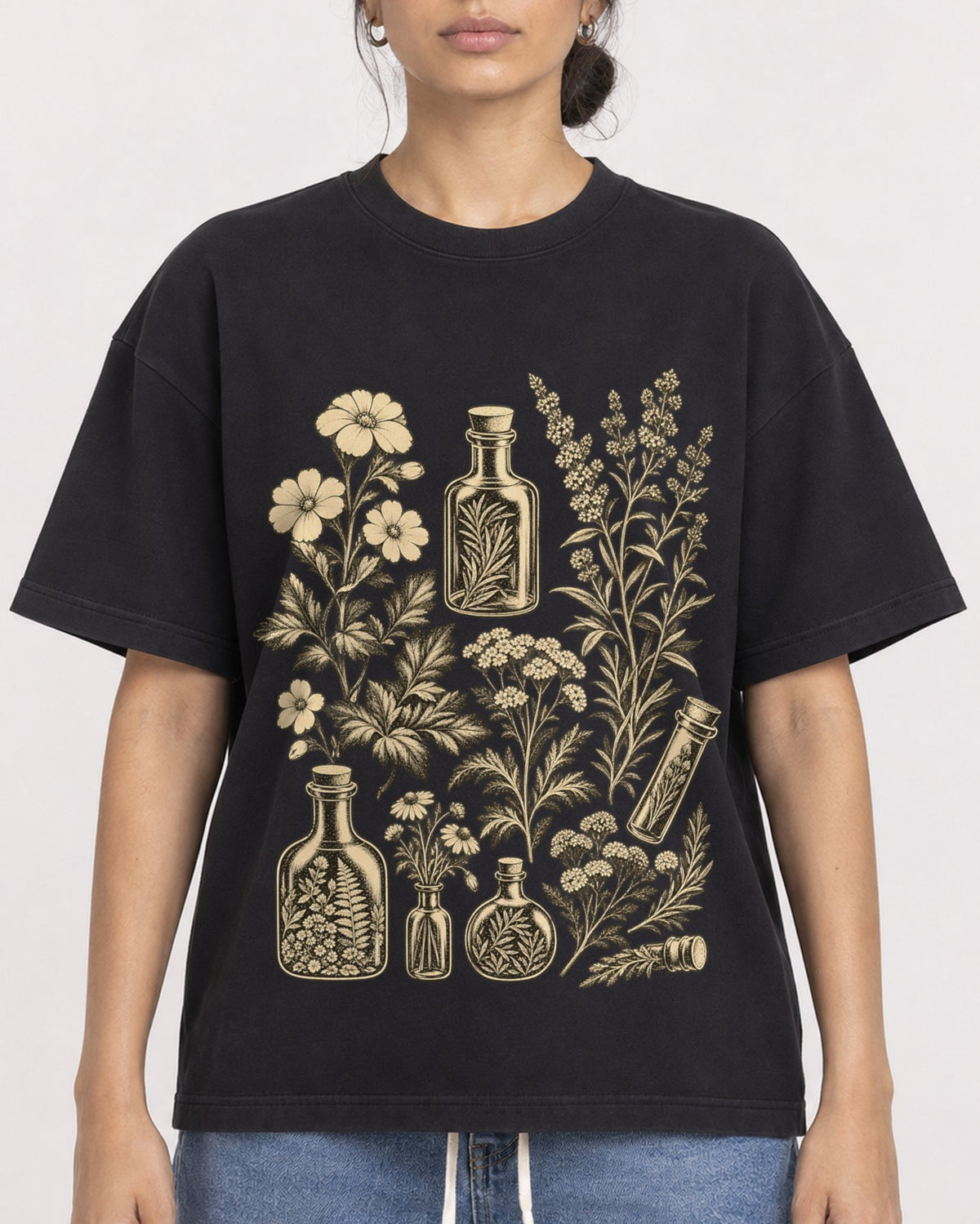 Mockup Boxy Heavyweight Tee Black female close-up 17