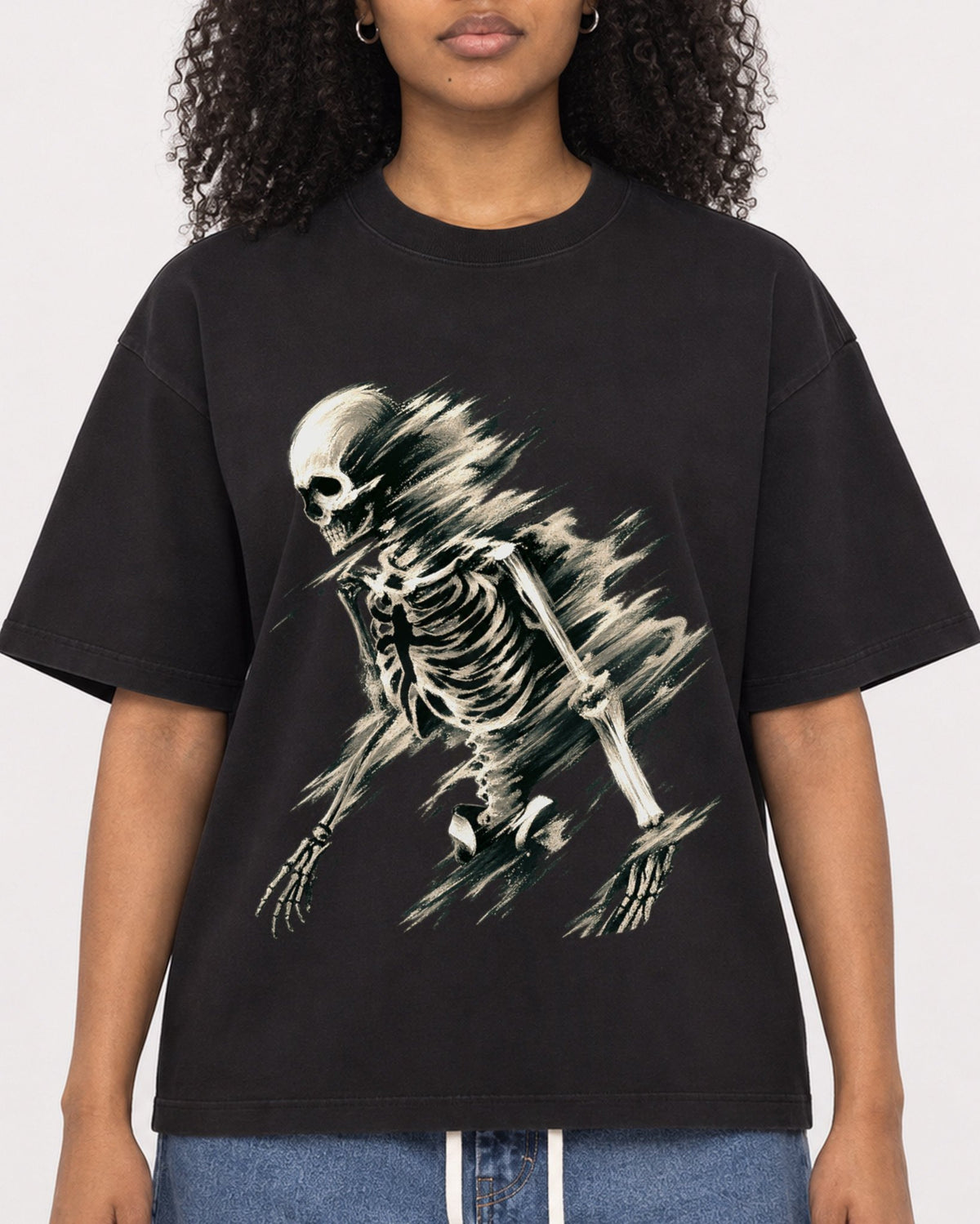 Mockup Boxy Heavyweight Tee Black female close-up 05