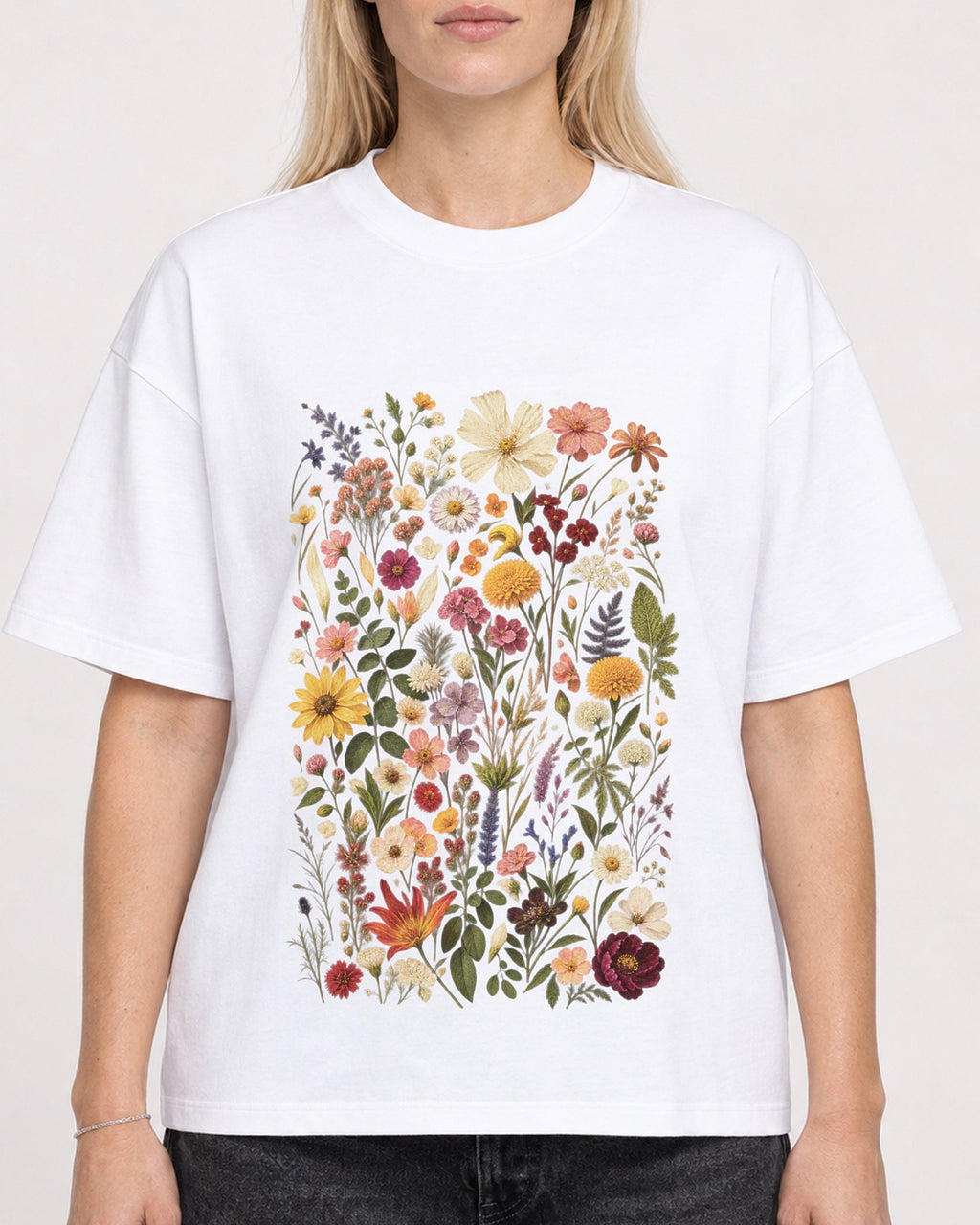 Mockup Boxy Heavyweight Tee White female close-up 08