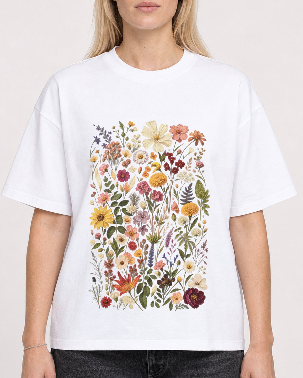 Mockup Boxy Heavyweight Tee White female close-up 08