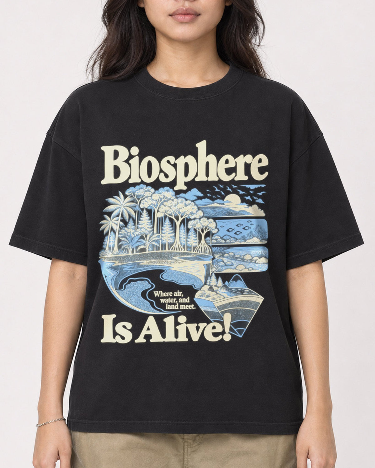 Mockup Boxy Heavyweight Tee Black female close-up 02