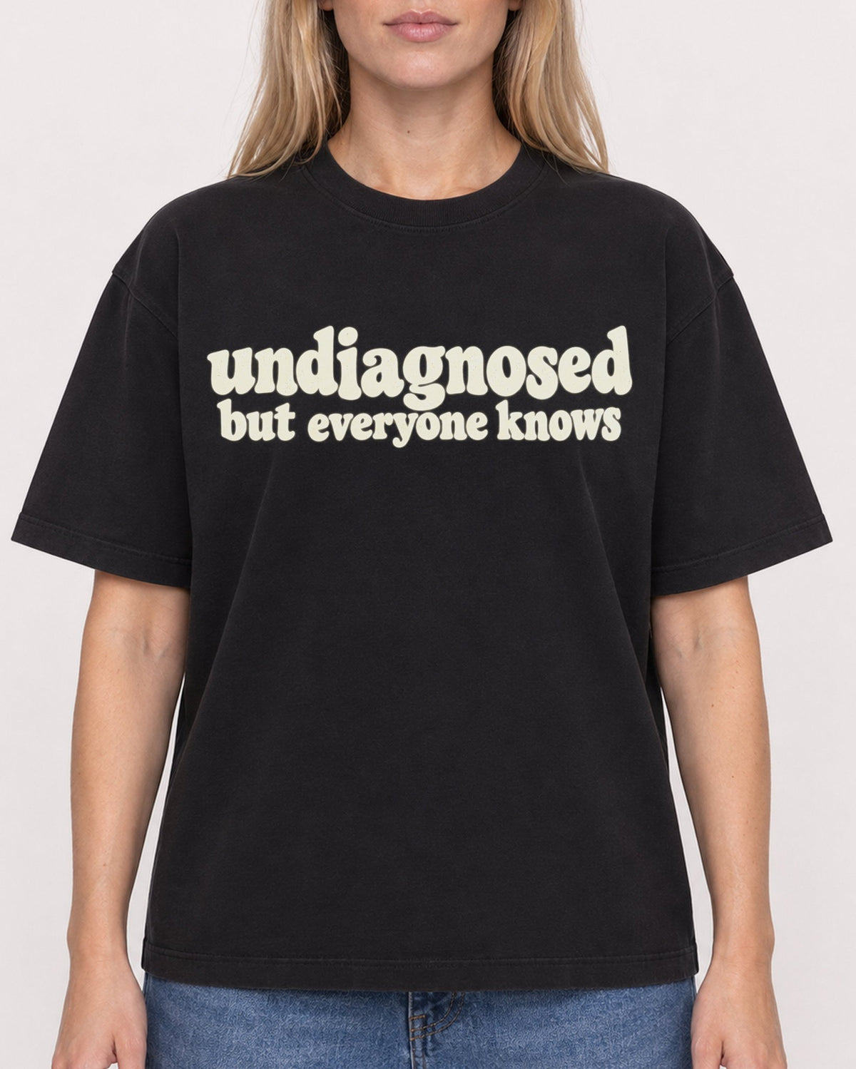 Mockup Boxy Heavyweight Tee Black female close-up 08