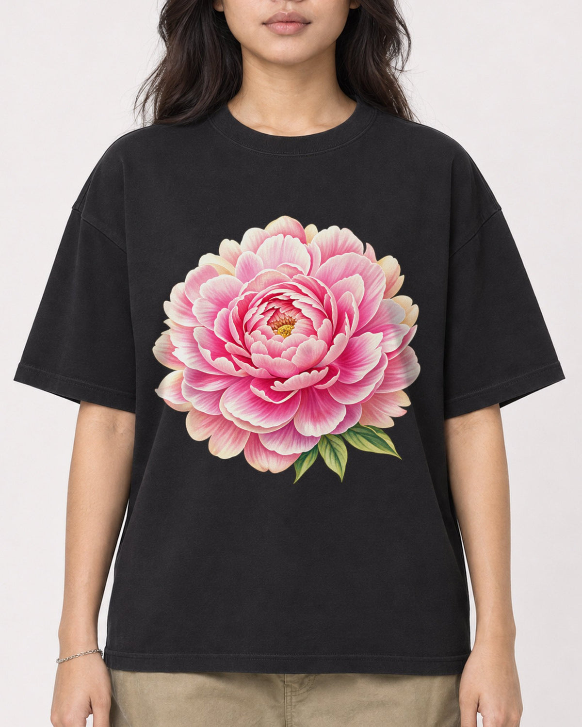 Mockup Boxy Heavyweight Tee Black female close-up 02