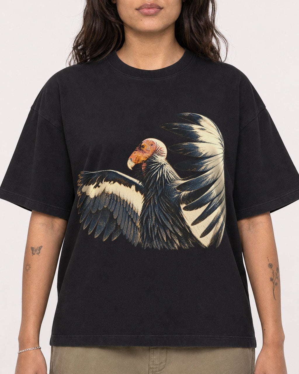 Mockup Boxy Heavyweight Tee Black female close-up 06